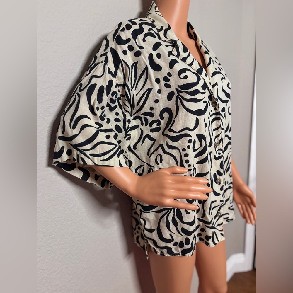 Billabong Women M Button Up Shirt Black White Abstract Print Short Sleeve